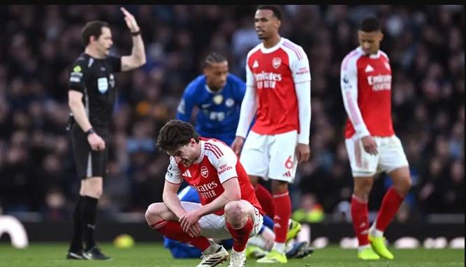 Thất bại 1-2 trước Arsenal không chỉ khiến Chelsea hụt hơi trong cuộc đua top 4 mà còn để lại tranh cãi lớn xoay quanh quyết định của trọng tài.
