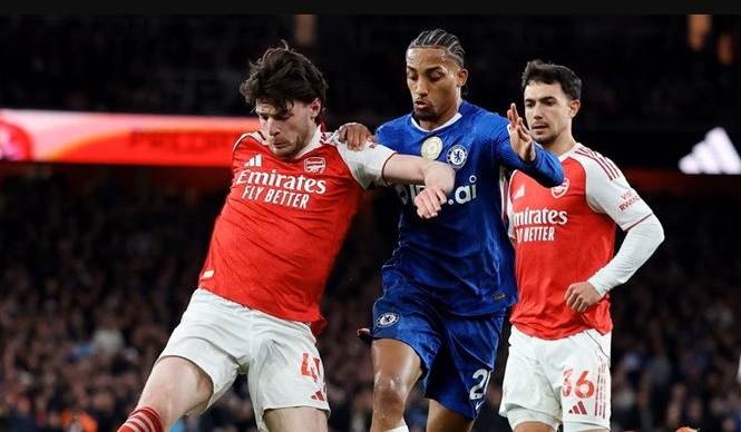 Chelsea ấm ức vì tình huống của Rice, HLV Rosenior nói về ‘sự thiếu công bằng’.