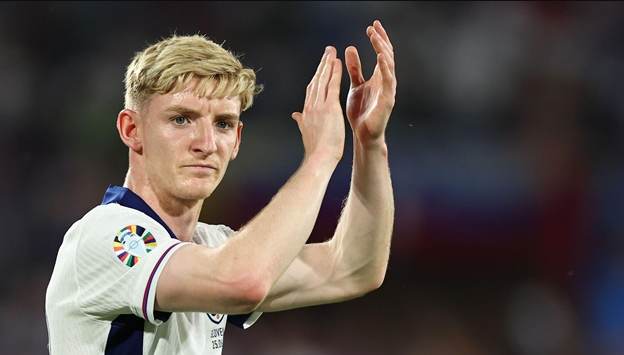 Arsenal chiếm ưu thế trong thương vụ Gordon, tạo khoảng cách với MU và Liverpool.