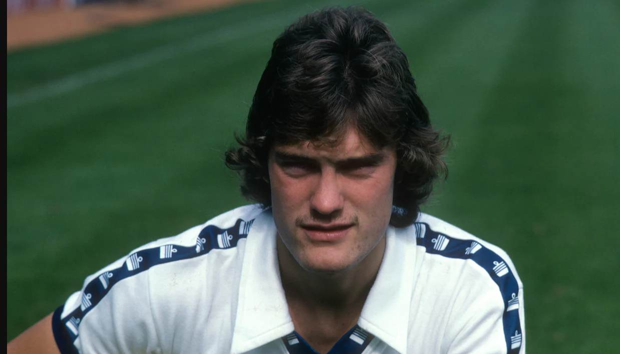 Glenn Hoddle cho rằng Bukayo Saka chưa thể hiện được thần thái của một thủ lĩnh khi Arsenal đánh rơi chiến thắng trước Wolves.
