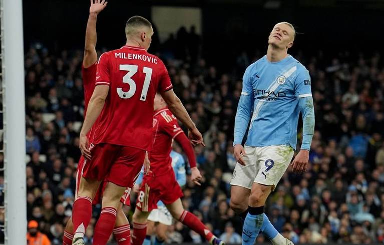Saka kể lại khoảnh khắc Arsenal biết tin Man City sảy chân.