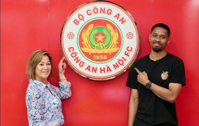 Hậu vệ Cao Pendant Quang Vinh khẳng định anh và Đoàn Văn Hậu không xem nhau là đối thủ, mà là những mảnh ghép bổ trợ cho cả CLB lẫn đội tuyển Việt Nam.